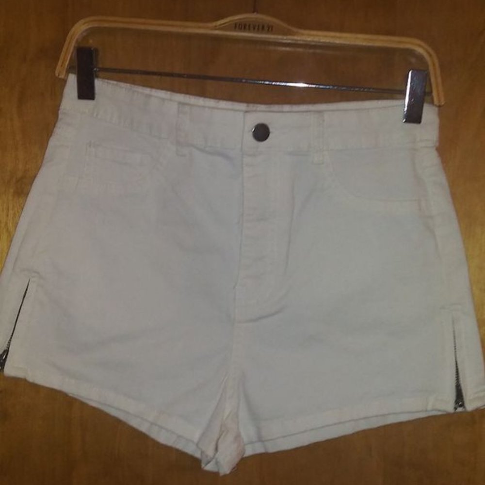Nwt Forever 21 cream denim shorts size 28. Medium